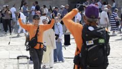 Turistas y peregrinos celebrando el t�rmino del Camino este mes en la Praza do Obradoiro.