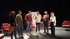 Los participantes, organizadores y moderadores del acto, antes del comienzo de la mesa redonda