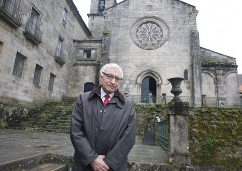 Carlos Valle delante de la iglesia de los Padres Franciscanos, donde hoy cantar la Coral Polifnica. 