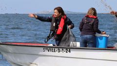 Marta Villaverde, nueva conselleira de Mar, durante una siembra de almeja en Cambados el pasado 22 de mayo