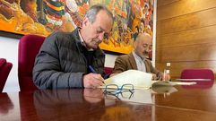 Firma del convenio de colaboraci�n entre  el alcalde de O Carballi�o y el presidente de la CHMS