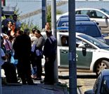 Los amigos de la banda ven c�mo sale uno de los detenidos en un coche de la Guardia Civil. 