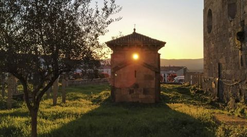 Capilla de San Miguel de Celanova en el momento exacto en el que el sol se cuela por una de sus ventanas