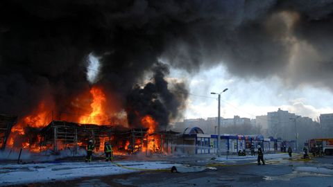 Los bomberos trabajan en un mercado domstico daado por los bombardeos, en Kharkiv, Ucrania.