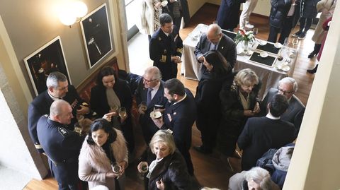 Invitados degustando el arroz con leche en el teatro Jofre.