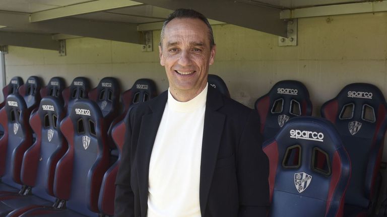 Jos� Luis Oltra, en el banquillo del Huesca