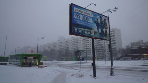 Uno de los numerosos carteles de reclutamiento: 58.000 euros por alistarse a la guerra.