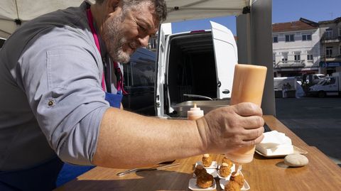 Mosteiro, durante la elaboraci�n de la tapa de croqueta 