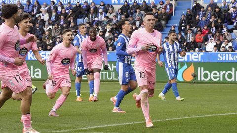Iago Aspas, sealando el escudo del Celta en la celebracin de su gol frente al Alavs.