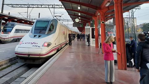 El primer AVE a Galicia, preparado para salir de la estacin de Chamartn, en Madrid, en su viaje inaugural.