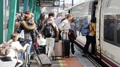 Imagen de la salida del AVE de la tarde directo a Madrid, un servicio que en Vilagarc�a atrae a una media de 243 pasajeros diarios