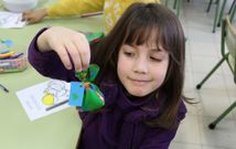 Una alumna de sexto de infantil del CEIP Paradai muestra orgullosa el saquito arom�tico que elabor�. 