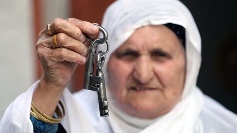 Una mujer sostiene las llaves de la casa de la que fue desalojada tras la ocupacin de Israel, en el 72 aniversario de la Nakba (catstrofe, en rabe), que supuso para los palestinos la creacin del Estado hebreo en 1948