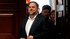 Argumentos de la sala. El tribunal que se pronunci� sobre Junqueras, en la imagen en el Congreso el 20 de mayo, entiende que hay riesgo de fuga y que el estado del proceso, en fase de deliberaci�n, le obliga a asegurar los fines del mismo; explicita que la p�rdida del derecho es solo temporal y reversible y que esa merma es necesaria para preservar el proceso penal 