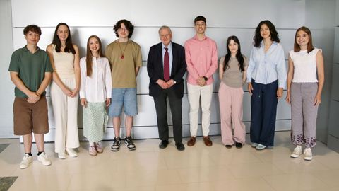Valent�n Fuster, director del CNIC, junto a los j�venes que participaron en el programa Ac�rcate