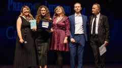 Ana Lojo recibi una placa por su cuarto puesto en el certamen literario.