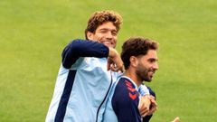 Javi Rueda, con Marcos Alonso, en el entrenamiento del Celta de este mi�rcoles.