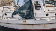 Imagen del velero que apareci� embarrancado este s�bado en la playa de Tixoso, en O Vicedo