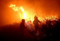 El fuerte viento dificult� las labores de extinci�n del fuego. 