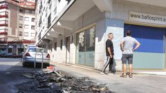 Queman varios contenedores de madrugada afectando al escaparate e interior de un establecimiento