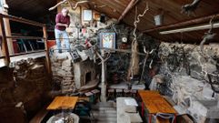 Manolo Farto, que abri� el bar en el a�o 1996, mostrando su emblem�tico local.