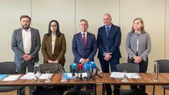 De izquierda a derecha, Francisco Quintá, presidente de Extrugasa; Cruz Casal, directora fiscal de Cortizo; Enrique Mallón, secretario general de ASIME; Gonzalo de Olabarría, secretario general de AEA, y Marina Magán, directora financiera de Exlabesa