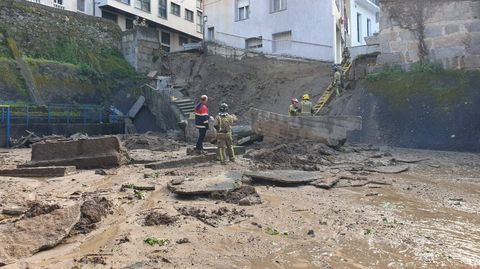 Estado en el que qued� el patio del colegio Cardenal Cisneros de Ourense tras la caida de un muro en el 2023