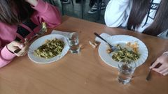 Pasta en salsa verde, primer plato servido ayer en el comedor del CPI Atios, en Valdovi�o