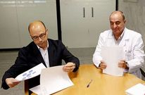 Fernndez Nistal y Jos ngel Porto, en el Hospital Clnico, donde se firm el documento.