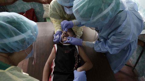 Sanitarios realizan una prueba de covid-19 este viernes en la localidad de Pavas, al oeste de San Jos�, la capital