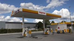 Los precios de las estaciones de servicio �low-cost� est�n cada vez m�s alejados de los de las gasolineras tradicionales. Una de las m�s econ�micas en el municipio de Lugo es la Shell ubicada en el pol�gono do Ceao, en la que la gasolina cuesta 1,639 euros por litro.