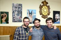 Iago Blanco, Miguel Alonso y Suso Pereiro, antes de empezar su concierto este fin de semana en el sal�n del C�rculo Savi�ao. De fondo, los cuadros de la exposici�n �En el pa�s de las maravillas�, de Crystilandia