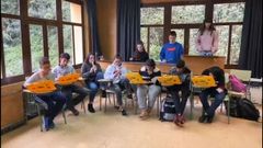 Notas para un gen desde el IES R�o Trubia.El alumnado de 2� de la ESO del IES R�o Trubia, con su profesora Duna Tabl�n, ha compuesto una melod�a a dos voces que se dan r�plica como eco, una partitura original que interpretan en este v�deo
