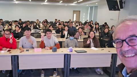 Juan Lema, investigador del Cretus, en una clase en la Beijing University of Chemical Technology, con lo que han establecido un acuerdo de colaboraci&oacute;n