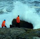 Miembros de Protecci�n Civil rastrearon la costa de Burela.