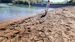 Un embalse con poca agua.