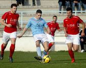 Santi, del Ribadeo, golpea el baln vigilado por los viveiristas Rubn Pardo (izquierda) y scar Rivas.