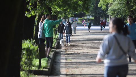 Paseantes y deportistas en  la Alameda de Santiago