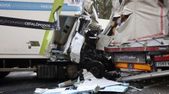 Uno de los camiones implicados llevaba marisco congelado y el otro madera