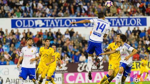 Esta ha sido la quinta jornada de la Liga 1|2|3.Marcelo Silva, del Zaragoza, despeja un bal�n de cabeza