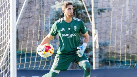 Álex Cobo, portero titular del Compostela en la Tercera Federación, encajó once goles en doce partidos