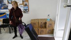 Aqualia reparte garrafas de agua en su oficina de Ribadavia