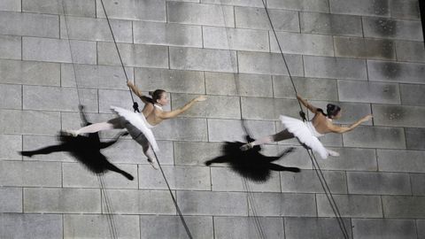 Detalle dunha montaxe de danza vertical que formou parte da celebraci�n do 30.� aniversario do CGAC e que se desenvolveu nun dos muros do edificio concibido polo arquitecto luso �lvaro Siza.
