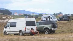 Furgonetas y autocaravanas aparcadas este mi�rcoles en Marmadeiro, en la zona de Covas.