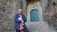 Manuel Gago na escalinata do Museo do Pobo Galego, en Santiago