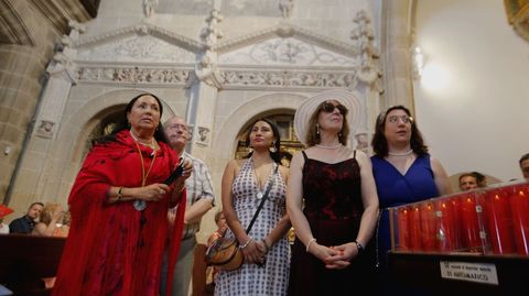 Integrantes de la cofrad�a de la Virgen de Montserrat esperan a que empiece la procesi�n para encabezarla