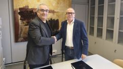 El diputado provincial de Patrimonio y Contrataci&oacute;n, Xos&eacute; Lu&iacute;s Penas, firm&oacute; el convenio con el alcalde de Tordoia, Antonio Pereiro (derecha)