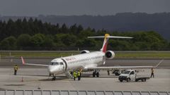 Una aeronave de Air Nostrum, estacionada en el aeropuerto de Santiago-Rosal�a de Castro, en foto de archivo
