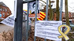 Carteles en solidaridad de Puigdemont en el exterior de la c�rcel alemana de Neum�nster