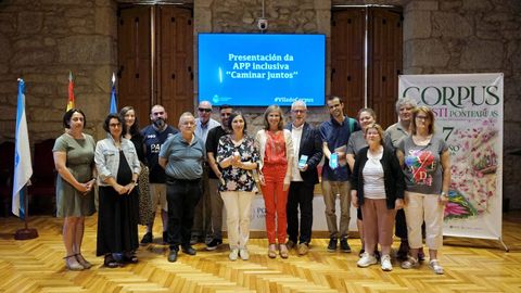 Representantes de la Universidade de Vigo, la Asociaci�n de Alfombristas y el Concello durante la presentaci�n.